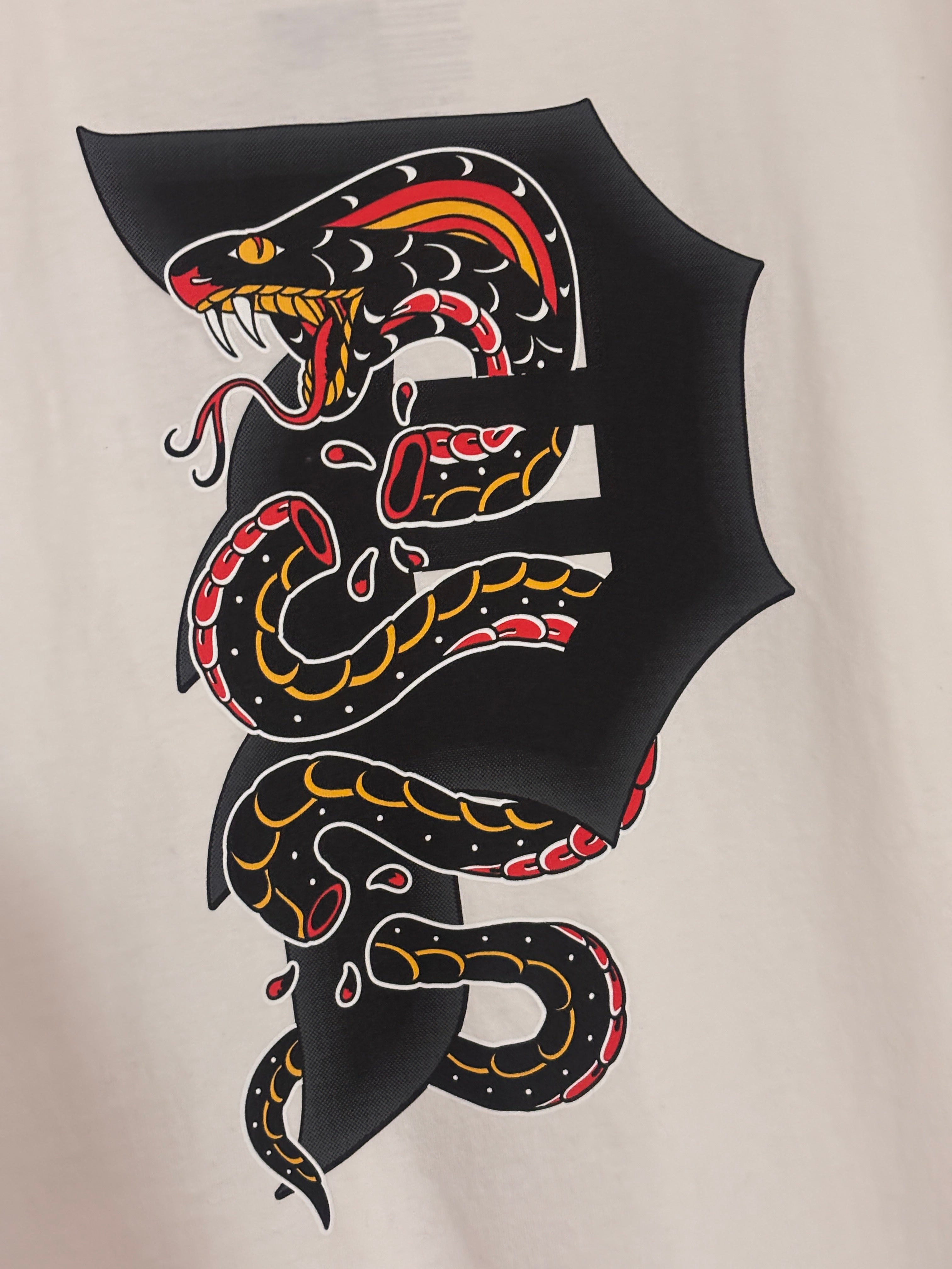 Polera Primitive Danger - White